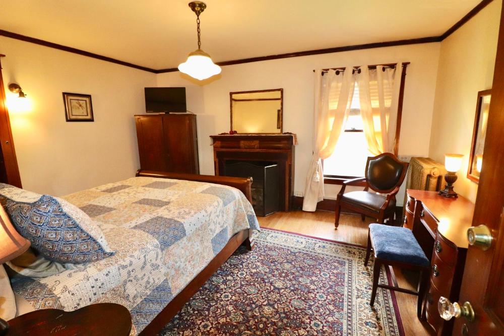 Queen Room interior